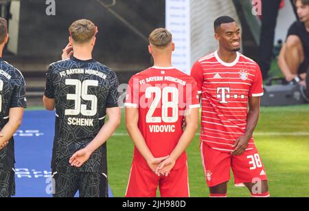 Ryan Gravenberch, FCB 38 Gabriel Vidovic , FCB 28 in der Mannschaftsvorstellung FC BAYERN MÜNCHEN 1.Deutsche Fußballliga am 16. Juli 2022 in München. Saison 2022/2023, 1.Bundesliga, München, FCB, © Peter Schatz / Alamy Live News Stockfoto