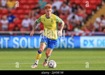 Barnsley, Großbritannien. 16.. Juli 2022. Jack Colback #8 von Nottingham Forest in Barnsley, Großbritannien am 7/16/2022. (Foto von Mark Cosgrove/News Images/Sipa USA) Quelle: SIPA USA/Alamy Live News Stockfoto