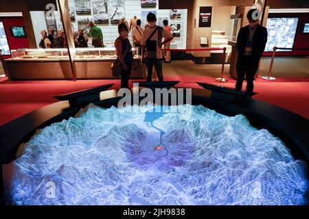 15. Juli 2022, Nagasaki, Japan: Besucher beobachten im Nagasaki Atombombenmuseum ein Diorama des Moments des Atombombenanschlags auf Nagasaki City. Mit den Kriegsbedenken zwischen Russland und der Ukraine fördert Japan Initiativen für Frieden und die Abschaffung von Atomwaffen, um die Gefahr eines erneuten Gebraugs zu verringern. Japan ist das einzige Land, das mit Atomwaffen angegriffen wird. Eine Gruppe ausländischer Journalisten besuchte die Städte Hiroshima und Nagasaki (in einer Pressetour) vor dem 77.. Jahrestag der Atombombenangriffe während des Zweiten Weltkriegs. Die Pressetour wurde vom Außenministerium organisiert (Bild der Quelle: Stockfoto