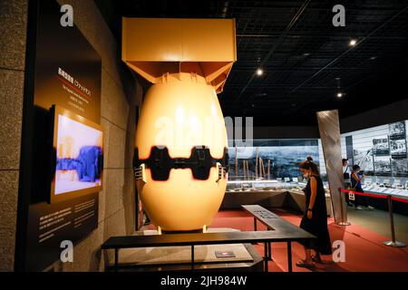 15. Juli 2022, Nagasaki, Japan: Eine Frau betrachtet ein maßstabsgetrefftes Modell der Fat man-Atombombe, die im Nagasaki-Atombombenmuseum auf Nagasaki abgeworfen wurde. Mit den Kriegsbedenken zwischen Russland und der Ukraine fördert Japan Initiativen für Frieden und die Abschaffung von Atomwaffen, um die Gefahr eines erneuten Gebraugs zu verringern. Japan ist das einzige Land, das mit Atomwaffen angegriffen wird. Eine Gruppe ausländischer Journalisten besuchte die Städte Hiroshima und Nagasaki (in einer Pressetour) vor dem 77.. Jahrestag der Atombombenangriffe während des Zweiten Weltkriegs. Die Pressekonferenz wurde vom Außenministerium organisiert (Bild: © Rodr Stockfoto