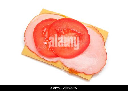 Vollkorn-Knäckebrot mit Tomaten, Schinken und Käse - isoliert auf Weiß. Einfaches Frühstück. Schnelle und gesunde Sandwiches. Knäckebrot mit leckerer Füllung. Gesunde Ernährung Snack - Isolation Stockfoto