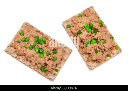 Knuspriges Sandwich mit Hühnerpastete und grünen Zwiebeln isoliert auf weißem Hintergrund - Draufsicht. Vollkornbrot mit Leberpastete. Diät Frühstück und gesunde Ernährung Stockfoto