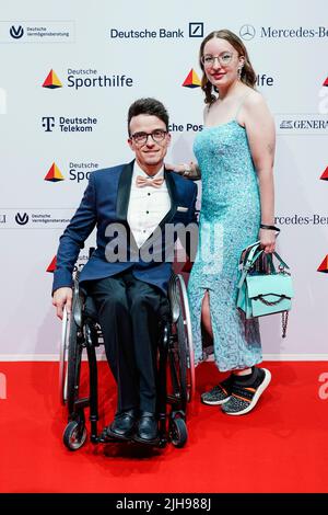 Wiesbaden, Deutschland. 16.. Juli 2022. Martin Fleig, para Ski nordic, kommt mit Unternehmen zum "Ball des Sports" der Deutschen Sporthilfe Stiftung 26. im RheinMain Congress Center. Quelle: Uwe Anspach/dpa/Alamy Live News Stockfoto