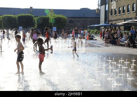 London, Großbritannien, 16.. Juli 2022. Familien hielten sich kühl und hatten Spaß in den Granary Square Fountains am Kings Cross. Ein nationaler Notfall wurde als rote Hitzewarnung bei Temperaturen bis zu 40 Grad am Montag und Dienstag ausgerufen. Kredit : Monica Wells/Alamy Live Nachrichten Stockfoto