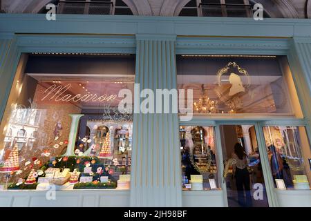 Die berühmten Schaufenster des Laduree-Süßwarenladens befinden sich am Madeleine-Platz in Paris, Frankreich. Stockfoto