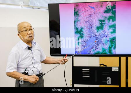 15. Juli 2022, Nagasaki, Japan: Seiichiro Mise ein Überlebender einer Atombombe spricht während eines besonderen Treffens mit ausländischen Journalisten im Nagasaki Atombombenmuseum. Mit den Kriegsbedenken zwischen Russland und der Ukraine fördert Japan Initiativen für Frieden und die Abschaffung von Atomwaffen, um die Gefahr eines erneuten Gebraugs zu verringern. Japan ist das einzige Land, das mit Atomwaffen angegriffen wird. Eine Gruppe ausländischer Journalisten besuchte die Städte Hiroshima und Nagasaki (in einer Pressetour) vor dem 77.. Jahrestag der Atombombenangriffe während des Zweiten Weltkriegs. Die Pressetour wurde vom Außenministerium organisiert Stockfoto