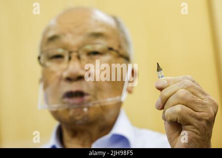 15. Juli 2022, Nagasaki, Japan: Seiichiro Mise ein Überlebender einer Atombombe spricht während eines besonderen Treffens mit ausländischen Journalisten im Nagasaki Atombombenmuseum. Mit den Kriegsbedenken zwischen Russland und der Ukraine fördert Japan Initiativen für Frieden und die Abschaffung von Atomwaffen, um die Gefahr eines erneuten Gebraugs zu verringern. Japan ist das einzige Land, das mit Atomwaffen angegriffen wird. Eine Gruppe ausländischer Journalisten besuchte die Städte Hiroshima und Nagasaki (in einer Pressetour) vor dem 77.. Jahrestag der Atombombenangriffe während des Zweiten Weltkriegs. Die Pressetour wurde vom Außenministerium organisiert Stockfoto