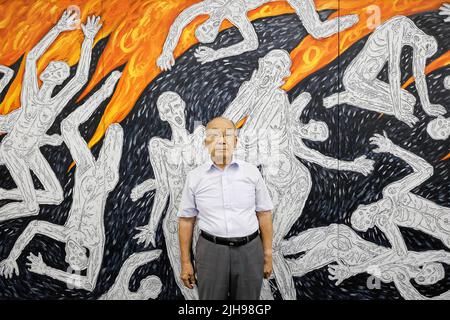 15. Juli 2022, Nagasaki, Japan: Seiichiro Mise nach einem besonderen Treffen mit ausländischen Journalisten im Atombombenmuseum von Nagasaki posiert ein Überlebender einer Atombombe für ein Foto. Mit den Kriegsbedenken zwischen Russland und der Ukraine fördert Japan Initiativen für Frieden und die Abschaffung von Atomwaffen, um die Gefahr eines erneuten Gebraugs zu verringern. Japan ist das einzige Land, das mit Atomwaffen angegriffen wird. Eine Gruppe ausländischer Journalisten besuchte die Städte Hiroshima und Nagasaki (in einer Pressetour) vor dem 77.. Jahrestag der Atombombenangriffe während des Zweiten Weltkriegs. Die Pressetour wurde vom Ministerium für F organisiert Stockfoto