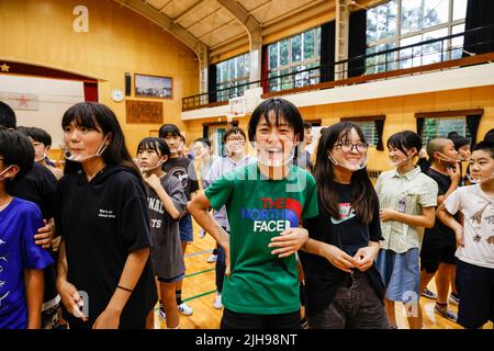 15. Juli 2022, Nagasaki, Japan: Schüler der Nagasaki Shiroyama Grundschule lächeln und entspannen sich nach ihrem Auftritt für ausländische Journalisten. Mit den Kriegsbedenken zwischen Russland und der Ukraine fördert Japan Initiativen für Frieden und die Abschaffung von Atomwaffen, um die Gefahr eines erneuten Gebraugs zu verringern. Japan ist das einzige Land, das mit Atomwaffen angegriffen wird. Eine Gruppe ausländischer Journalisten besuchte die Städte Hiroshima und Nagasaki (in einer Pressetour) vor dem 77.. Jahrestag der Atombombenangriffe während des Zweiten Weltkriegs. Die Pressetour wurde vom Außenministerium organisiert (Credit Image Stockfoto