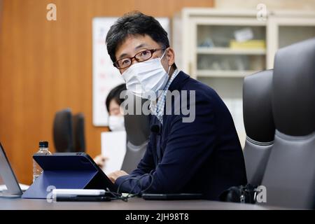 15. Juli 2022, Nagasaki, Japan: Michiru Nishida, Professor der School of Global Humanities and Social Sciences and Research Center for Nuclear Weapons Abolition (RECNA), spricht über Japans Position zu Kernwaffen und nuklearer Abrüstung an der Nagasaki-Universität. Mit den Kriegsbedenken zwischen Russland und der Ukraine fördert Japan Initiativen für Frieden und die Abschaffung von Atomwaffen, um die Gefahr eines erneuten Gebraugs zu verringern. Japan ist das einzige Land, das mit Atomwaffen angegriffen wird. Eine Gruppe ausländischer Journalisten besuchte die Städte Hiroshima und Nagasaki (in einer Pressekonferenz) vor dem 77.. Jahrestag von Stockfoto