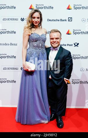 Wiesbaden, Deutschland. 16.. Juli 2022. Niko Kappel, para-Athlet, kommt 26. mit Begleitung zum 'Ball des Sports' der Deutschen Sporthilfe Stiftung im RheinMain Congress Center. Quelle: Uwe Anspach/dpa/Alamy Live News Stockfoto