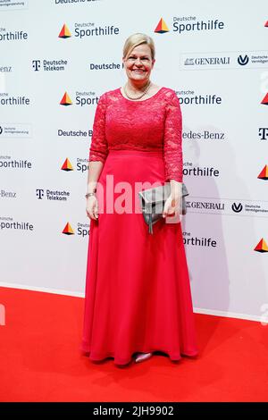Wiesbaden, Deutschland. 16.. Juli 2022. Bundesinnenministerin Nancy Faeser (SPD) kommt 26. zum "Ball des Sports" der Deutschen Sporthilfe-Stiftung ins RheinMain Congress Center. Quelle: Uwe Anspach/dpa/Alamy Live News Stockfoto