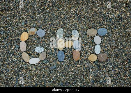 Buchstaben g h habe ich aus Steinen im Sand am Strand gemacht Stockfoto
