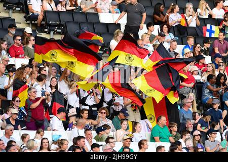 Milton Keynes, Großbritannien. 16.. Juli 2022. Deutsche Fans beim UEFA Womens Euro 2022 Fußballspiel zwischen Finnland und Deutschland im Milton Keynes Stadium-England (Foto: Kevin Hodgson/Sports Press Foto/C - EINE STUNDE DEADLINE - NUR FTP AKTIVIEREN, WENN BILDER WENIGER ALS EINE STUNDE ALT sind - Alamy) Credit: SPP Sport Press Photo. /Alamy Live News Stockfoto