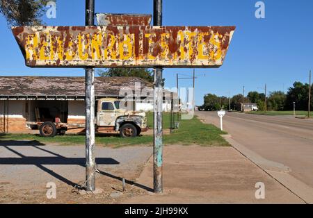 Ein rostiges Schild wirbt für „vernünftige Preise“ im ehemaligen Elm Motel in der kleinen Stadt Erick, Oklahoma, an der Route 66. Stockfoto