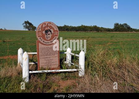 Eine Markierung, die die Einweihung der Route 66 im Jahr 1952 feststellt, da sich der will Rogers Highway am Straßenrand in der Nähe von Texola, Oklahoma und der Staatsgrenze von Texas befindet. Stockfoto