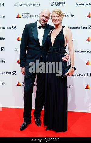 Wiesbaden, Deutschland. 16.. Juli 2022. Heike Henkel, Ex-Athletin, und Paul Meier kommen zum "Ball des Sports" der Deutschen Sporthilfe Stiftung 26. im RheinMain Congress Center. Quelle: Uwe Anspach/dpa/Alamy Live News Stockfoto