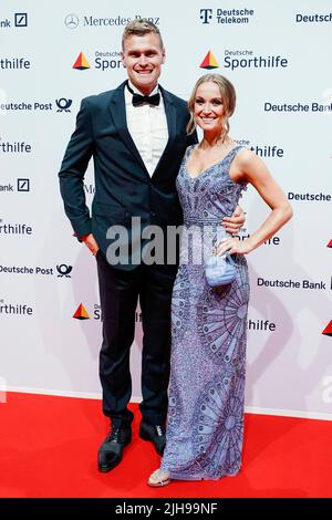 Wiesbaden, Deutschland. 16.. Juli 2022. Hannes Ocik, Ruderer, und Nele Schenker treffen sich 26. beim "Ball des Sports" der Deutschen Sporthilfe im RheinMain Congress Center ein. Quelle: Uwe Anspach/dpa/Alamy Live News Stockfoto