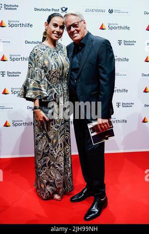 Wiesbaden, Deutschland. 16.. Juli 2022. Heiner Kamps und Ella Mayer kommen zum "Ball des Sports" der Deutschen Sporthilfe Stiftung 26. ins RheinMain Congress Center. Quelle: Uwe Anspach/dpa/Alamy Live News Stockfoto