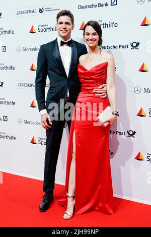 Wiesbaden, Deutschland. 16.. Juli 2022. Julia Czechner und Freund Jeremias Heinrich treffen sich 26. beim "Ball des Sports" der Deutschen Sporthilfe im RheinMain Congress Center ein. Quelle: Uwe Anspach/dpa/Alamy Live News Stockfoto
