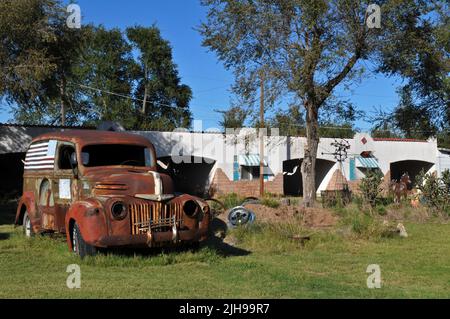 Im ehemaligen West Winds Motel in der kleinen Stadt Erick, Oklahoma, an der Route 66, befindet sich ein alter LKW. Stockfoto