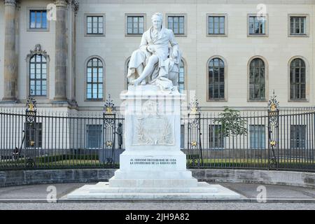 Berlin, 9. Juli 2022, Alexander von Humboldt-Denkmal. Inschrift auf der Basis:' an den zweiten Entdecker Kubas - die Universität von Havanna Stockfoto