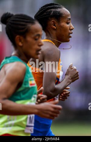 EUGENE - der niederländische Athlet Sifan Hassan (c) in Aktion beim 10.000-Meter-Finale am zweiten Tag der Leichtathletik-Weltmeisterschaften im Hayward Field Stadion. ANP ROBIN VAN LONKHUIJSEN Stockfoto