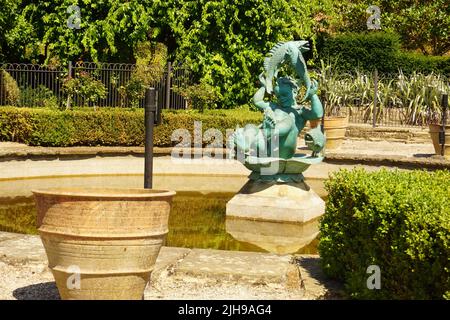 Zierteich mit Statue im Golders Hill Park, London, Großbritannien Stockfoto