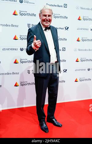 Wiesbaden, Deutschland. 16.. Juli 2022. Jörg Wontorra, TV-Moderator, kommt zum "Ball des Sports" der Deutschen Sporthilfe Stiftung 26. ins RheinMain Congress Center. Quelle: Uwe Anspach/dpa/Alamy Live News Stockfoto