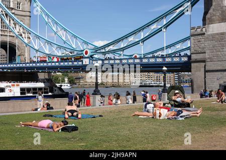 London, Großbritannien. 16.. Juli 2022. Die Menschen werden gesehen, wie sie das heiße Wetter in der Gegend um die London Bridge genießen. Großbritannien nimmt aufgrund der Auswirkungen des Klimawandels das heißeste Wetter aller Zeiten an. In London werden die Temperaturen voraussichtlich am Montag auf 40 Grad steigen. Das Met Office hat eine rote Wetterwarnung herausgegeben und die Bürger vor dem Todesrisiko bei extrem heißem Wetter gewarnt. (Foto von Hesther Ng/SOPA Images/Sipa USA) Quelle: SIPA USA/Alamy Live News Stockfoto