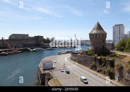 Brest, Frankreich - Juli 14 2022: Die Tour Tanguy mit Blick auf die Burg Brest auf der anderen Seite des Penfelds. Stockfoto