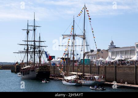 Brest, Frankreich - 14 2022. Juli: Die Étoile du Roy und Belle Poule vertäuten während der Brest International Maritime Festi am Quai du Commandant Malbert Stockfoto