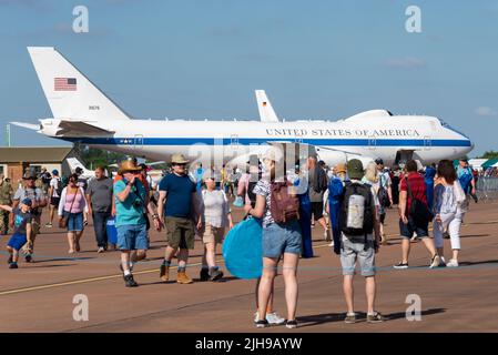 RAF Fairford, Gloucestershire, Vereinigtes Königreich. Juli 2022. Eine der größten Flugshows der Welt ist nach einer dreijährigen Pause zurückgekehrt, da die covid-Pandemie internationale Luftwaffen, Schaustellerteams und riesige Menschenmassen zu den Cotswolds brachte. US Air Force Boeing E-4 Advanced Airborne Command Post, auch bekannt als Doomsday Plane. Präsidentenkommando für Kriegssituationen. Stockfoto