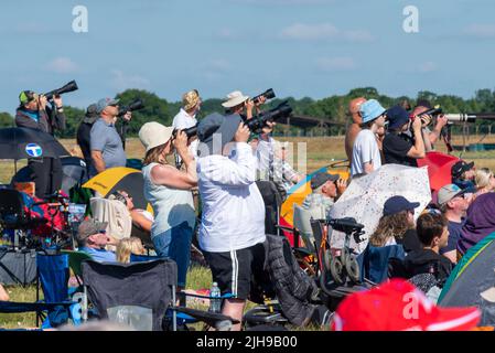 RAF Fairford, Gloucestershire, Großbritannien. 16. Juli 2022. Eine der größten Airshows der Welt ist nach einer 3-jährigen Pause zurückgekehrt, da die covid Pandemie internationale Luftstreitkräfte, Display-Teams und riesige Menschenmengen in die Cotswolds brachte. Fotografen richten ihre langen Objektive auf die Flugzeuge Stockfoto