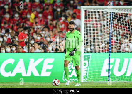 Alisson Becker aus Liverpool in Aktion gesehen während der Vorsaison Spiel zwischen Manchester United gegen Liverpool im Rajamangala Stadion.(Endstand; Manchester United 4:0 Liverpool). Stockfoto