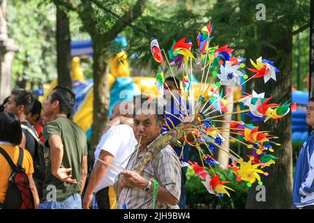 Mexiko-Stadt - Mexiko, 04 26 2010: Ein Straßenhändler, der Spielzeug auf einem Festival in Mexiko verkauft Stockfoto