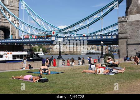 London, Großbritannien. 16.. Juli 2022. Die Menschen werden gesehen, wie sie das heiße Wetter in der Gegend um die London Bridge genießen. Großbritannien nimmt aufgrund der Auswirkungen des Klimawandels das heißeste Wetter aller Zeiten an. In London werden die Temperaturen voraussichtlich am Montag auf 40 Grad steigen. Das Met Office hat eine rote Wetterwarnung herausgegeben und die Bürger vor dem Todesrisiko bei extrem heißem Wetter gewarnt. (Bild: © Hesther Ng/SOPA Images via ZUMA Press Wire) Stockfoto