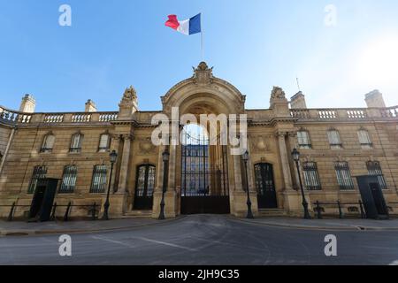 Blick auf das Eingangstor des Elysee-Palastes mit Nationalflaggen. Elysee Palace - offizielle Residenz des Präsidenten der Französischen Republik seit Stockfoto