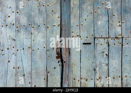 Alte Doppelgaragentore mit eisernen Nägeln - La Roche Posay, Vienne (86), Frankreich. Stockfoto