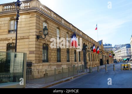 Blick auf das Eingangstor des Elysee-Palastes mit Nationalflaggen. Elysee Palace - offizielle Residenz des Präsidenten der Französischen Republik seit Stockfoto