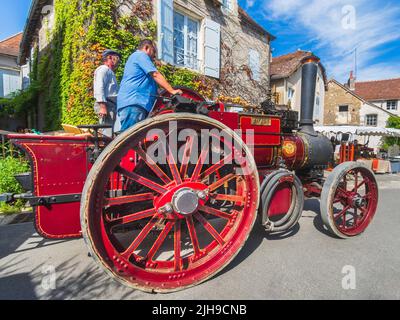 1931 Allchin 6 nhp General Purpose Engine 'knapp' befördert Passagiere auf der Straßenmesse in Angles-sur-l'Anglin, Vienne (86), Frankreich. Stockfoto