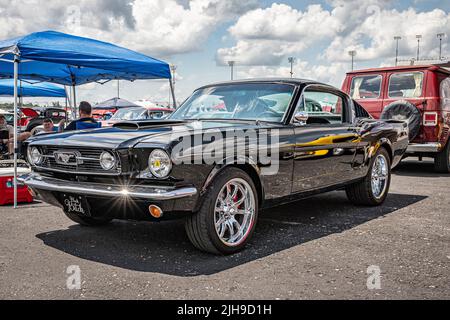 Libanon, TN - 14. Mai 2022: Vorderansicht eines Ford Mustang Fastback Coupés aus dem Jahr 1965 mit niedriger Perspektive auf einer lokalen Automesse. Stockfoto