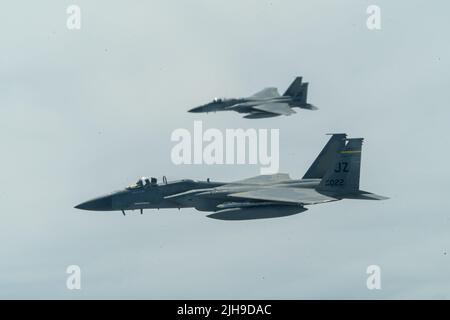 Ein Paar F-15 Adler mit dem 159. Fighter Wing aus Louisiana fliegen neben einem KC-135 Stratotanker mit dem 914. Air Betanking Wing Wing, New York, 10. Juli 2022, über den Südosten der Vereinigten Staaten. Der 159. Fighter Wing trägt den Spitznamen „Bayou-Miliz“, der auf beiden Schwänzen der F-15 zu sehen ist. (USA Luftwaffe Foto von Airman Kylar Vermeulen) Stockfoto