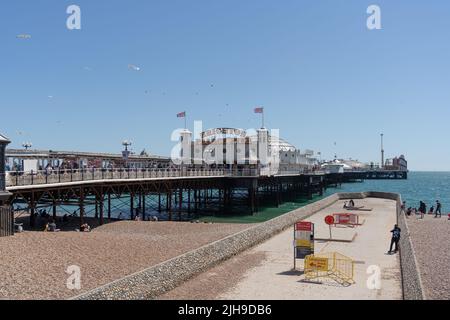 Brighton, East Sussex, Großbritannien - 15. Juli 2022 : Blick auf den Pier in Brighton am 15. Juli 2022. Nicht identifizierte Personen Stockfoto