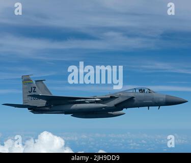 Ein F-15 Eagle mit dem 159. Fighter Wing, Louisiana, fliegt neben einem KC-135 Stratotanker mit dem 914. Air Betanking Wing Wing, New York, über Southeastern United States, 10. Juli 2022. Ehepartner von 307. Bomb Wing Airmen beobachteten die Betankung des Adlers vom KC-135 aus. (USA Luftwaffe Foto von Airman 1. Klasse Carissa Fisher) Stockfoto