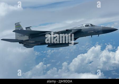 Ein F-15 Eagle mit dem 159. Fighter Wing, Louisiana, fliegt neben einem KC-135 Stratotanker mit dem 914. Air Betanking Wing Wing, New York, über Southeastern United States, 10. Juli 2022. Ehepartner von 307. Bomb Wing Airmen beobachteten die Betankung des Adlers vom KC-135 aus. (USA Luftwaffe Foto von Airman 1. Klasse Carissa Fisher) Stockfoto