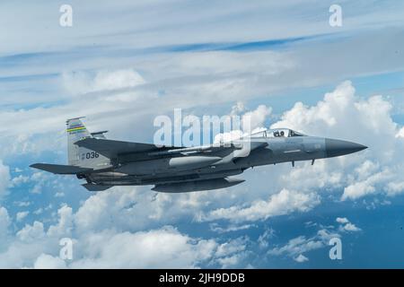 Ein F-15 Eagle mit dem 159. Fighter Wing aus Louisiana fliegt neben einem KC-135 Stratotanker mit dem 914. Air Betanking Wing Wing, New York, 10. Juli 2022, über den Südosten der Vereinigten Staaten. Der Kampfflügel aus dem Jahr 159. trägt den Spitznamen „Bayou-Miliz“, der auf dem Schwanz der F-15 zu sehen ist. (USA Luftwaffe Foto von Airman Kylar Vermeulen) Stockfoto