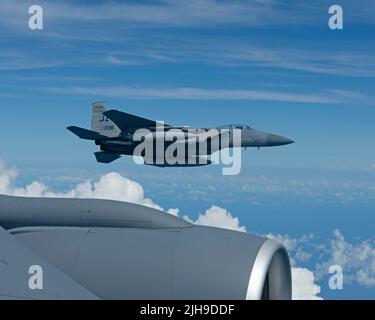 Ein F-15 Eagle mit dem 159. Fighter Wing, Louisiana, fliegt neben einem KC-135 Stratotanker mit dem 914. Air Betanking Wing Wing, New York, über Southeastern United States, 10. Juli 2022. Ehepartner von 307. Bomb Wing Airmen beobachteten die Betankung des Adlers vom KC-135 aus. (USA Luftwaffe Foto von Airman 1. Klasse Carissa Fisher) Stockfoto