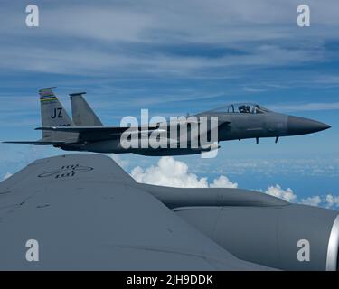 Ein F-15 Eagle mit dem 159. Fighter Wing, Louisiana, fliegt neben einem KC-135 Stratotanker mit dem 914. Air Betanking Wing Wing, New York, über Southeastern United States, 10. Juli 2022. Ehepartner von 307. Bomb Wing Airmen beobachteten die Betankung des Adlers vom KC-135 aus. (USA Luftwaffe Foto von Airman 1. Klasse Carissa Fisher) Stockfoto