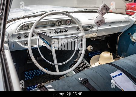 Libanon, TN - 14. Mai 2022: Nahaufnahme der Innenansicht einer Ford Fairlane Club Limousine aus dem Jahr 1960 auf einer lokalen Automesse. Stockfoto